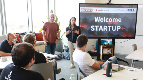 Angel investor Amir Shvat (left) and Chairperson of the Zell Entrepreneurship Program Liat Aaronson address STARTUP+ participants Photo: Amit Pais